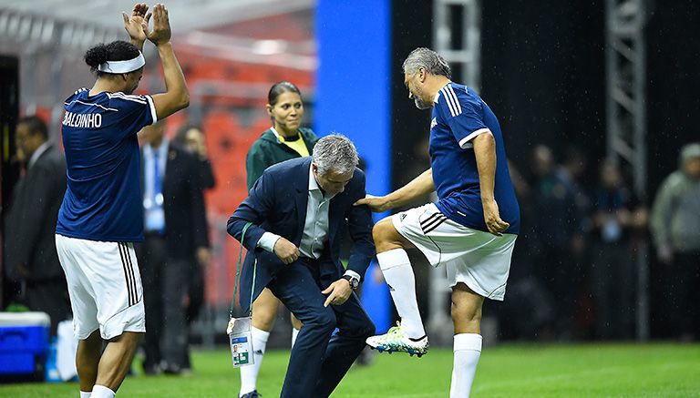 Mourinho se dio tiempo para bromear con Altobelli