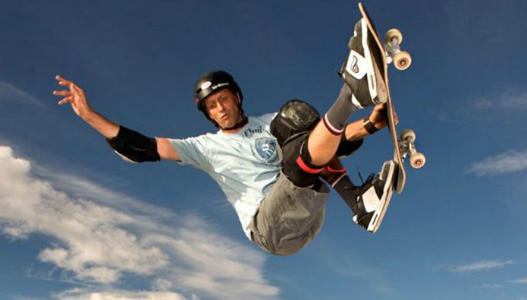 Tony Hawk hace uno de sus trucos en patineta