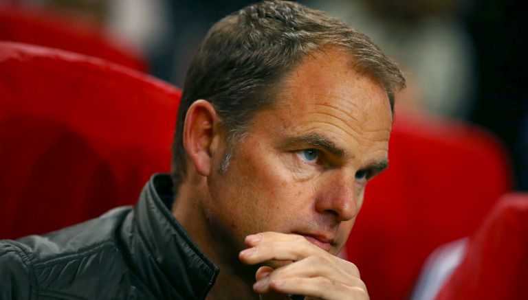 Frank de Boer, pensativo durante un partido del Ajax