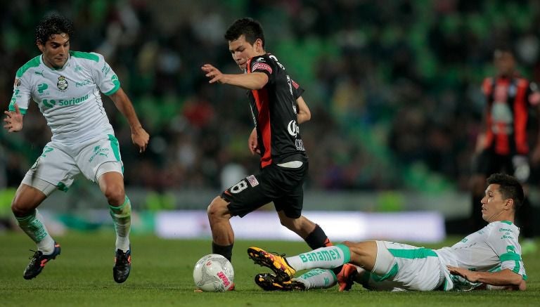 Jonathan Urretaviscaya y Jesús Molina, durante el partido Santos contra Tuzos del C2016