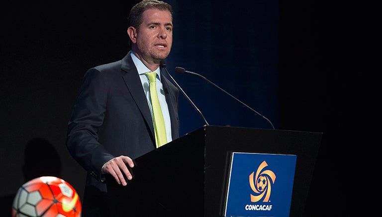 Alfredo Castillo habla durante la conferencia de Concacaf