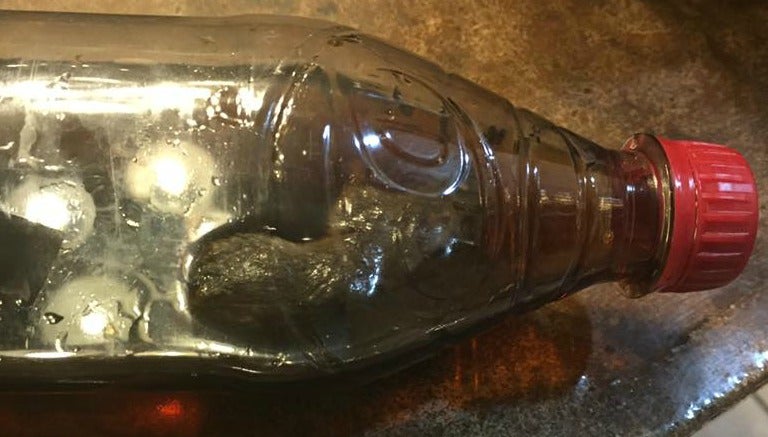 La botella de refresco con una rata muerta en el interior