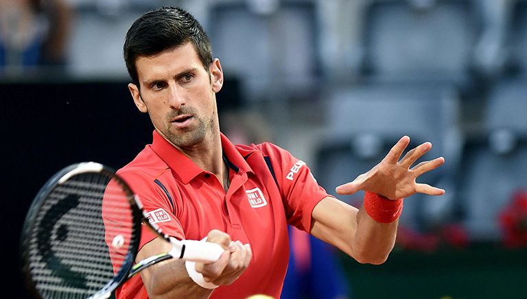 Djokovic impacta la pelota durante el juego contra Thiem