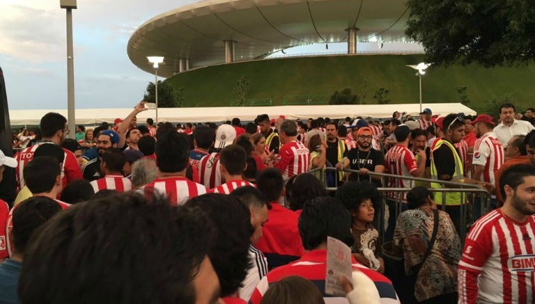 Los aficionados haciendo filas en el Estadio Chivas