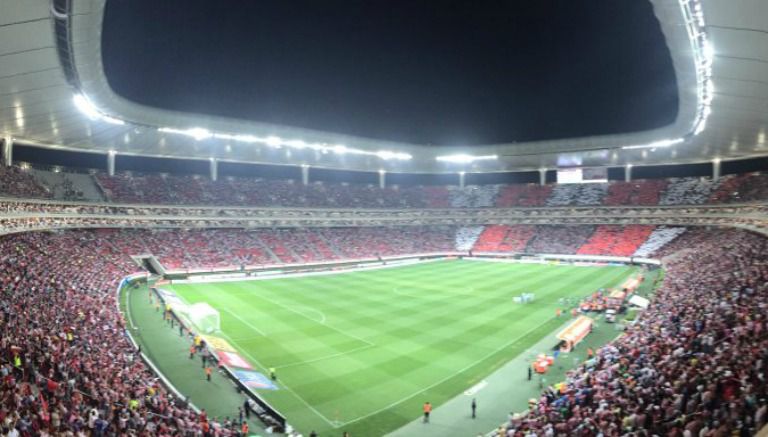 Aficionados previo al partido en el Estadio Chivas