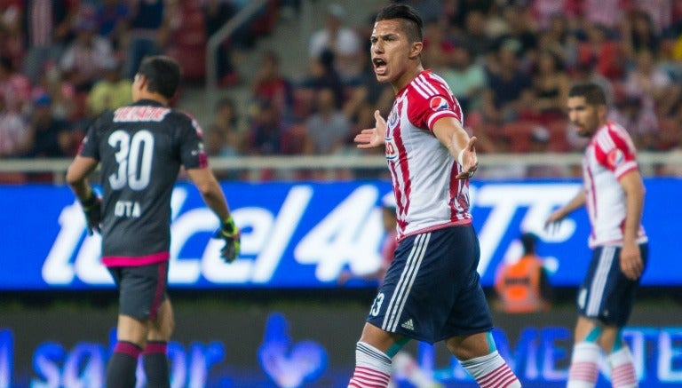 Jugadores de Chivas reclaman en el Clásico