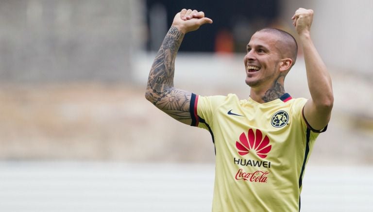 Darío Benedetto festeja un gol con América