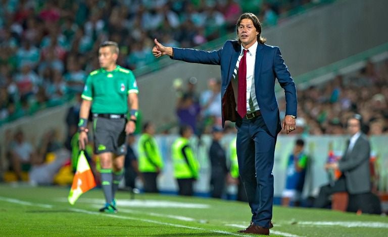 Matías Almeyda durante un juego con las Chivas 