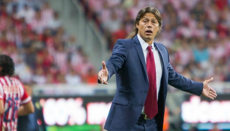 Matías Almeyda da indicaciones durante el juego frente al América