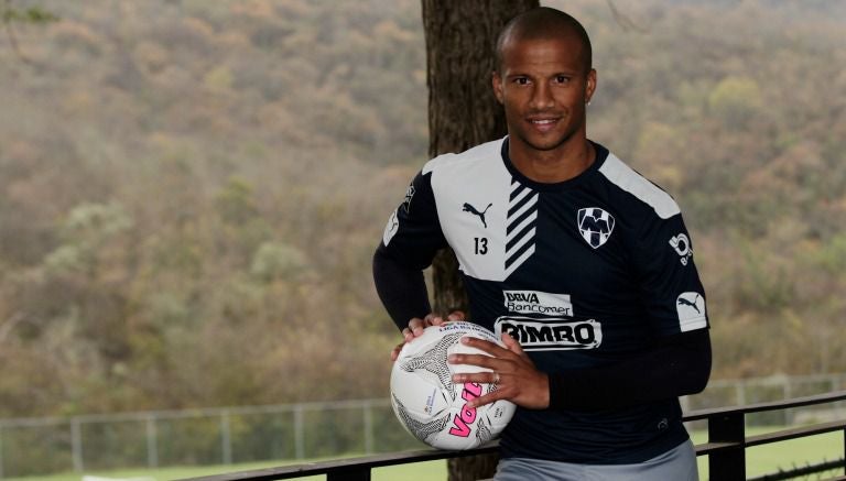 Carlos Sánchez posa con un balón