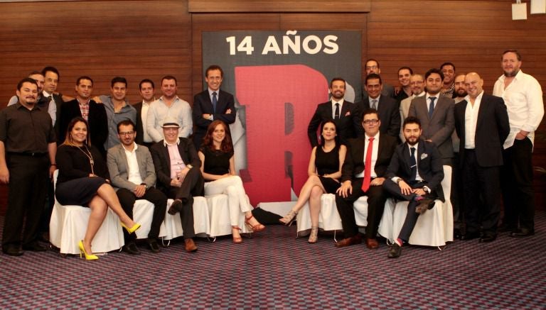 Colaboradores y directivos posan con la 'R'