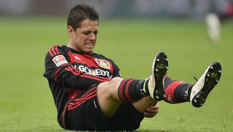 Chicharito se lamenta de una lesión con el Bayer Leverkusen