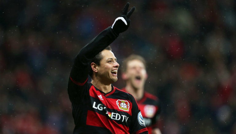 Chicharito festeja gol con Bayer