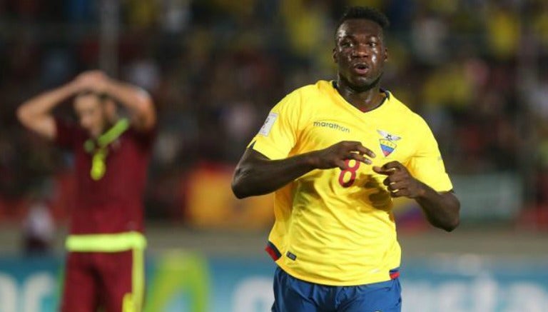 Felipe Caicedo celebra un gol con la selección de Ecuador