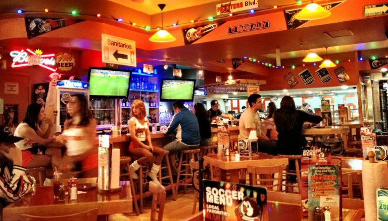 El interior de un Hooters en la Ciudad de México