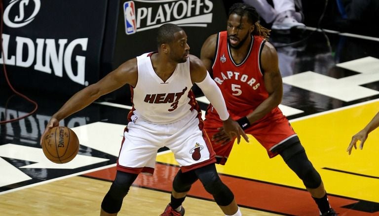 DeMarre Carroll marca a Dwyane Wade