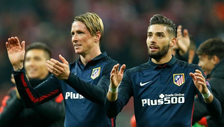 Fernando Torres y Yannick Carrasco festejan tras un partido