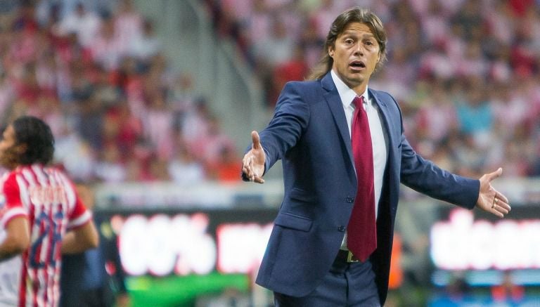 El técnico de Chivas se queja durante el encuentro