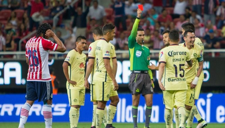 Momento en que el silbante le saca la tarjeta roja a Rubens