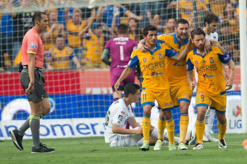 Sobis festeja con sus compañeros el empate momentaneo frente a Rayados