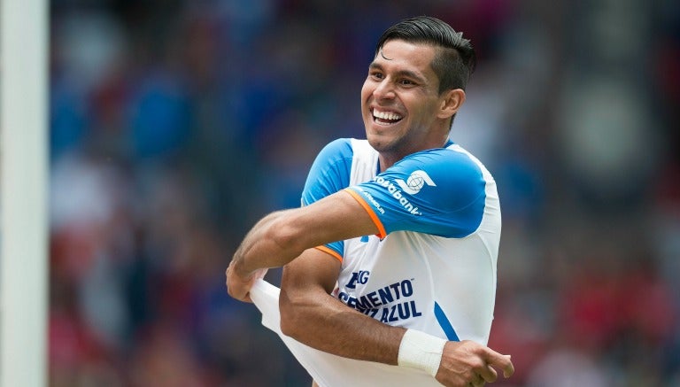 Jorge Benítez celebra un gol con Cruz Azul