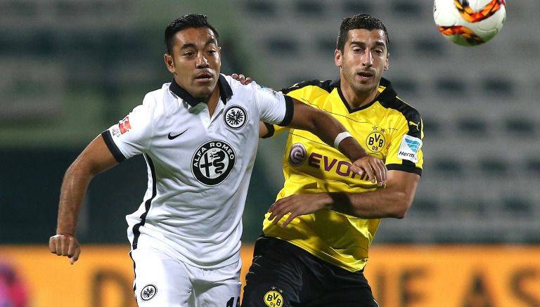 Marco Fabián pelea un balón en un partido del Frankfurt