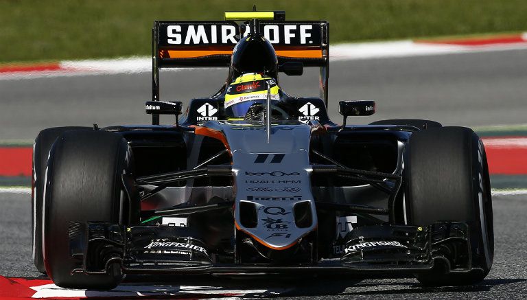 Checo Pérez rueda en el Circuito de Barcelona-Catalunya