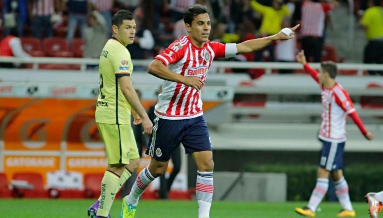 Omar Bravo durante el Clásico en la Jornada 10 del C2016