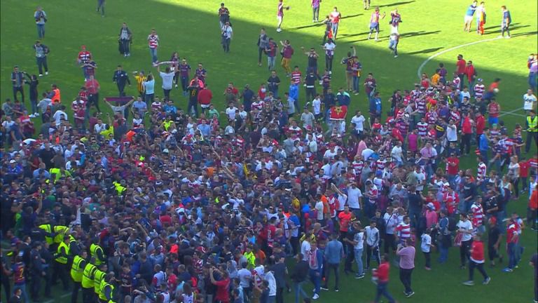 La gente invadiendo la cancha del Nuevo Los Cármenes