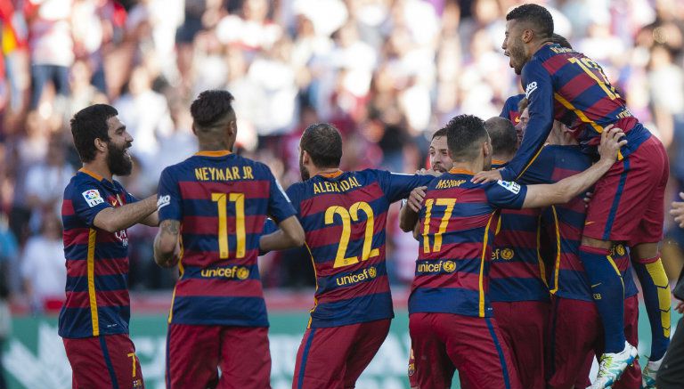 Jugadores del Barcelona festejan el título de Liga