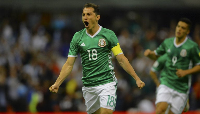 Andrés Guardado festeja gol con México