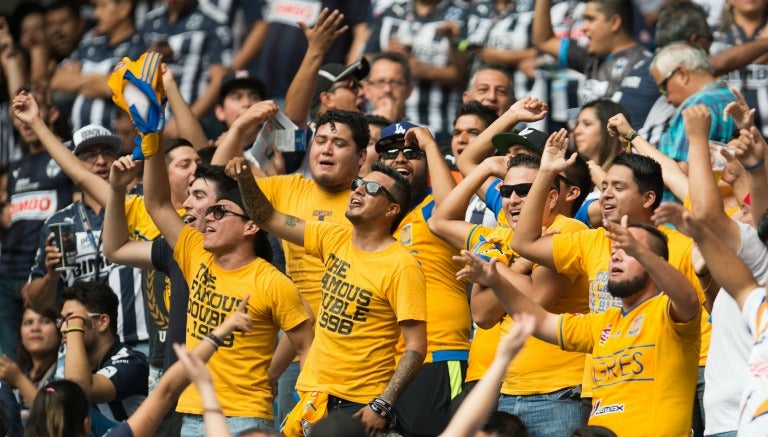 Aficionados de Tigres apoyan a su equipo