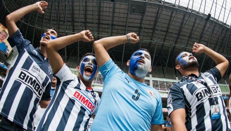 Afición de Rayados en el inmueble norteño