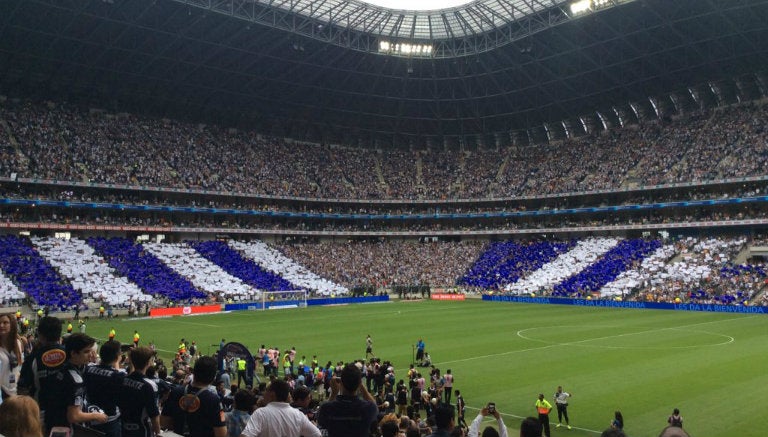 Gradas del Estadio Bancomer se pintan de azul y blanco 