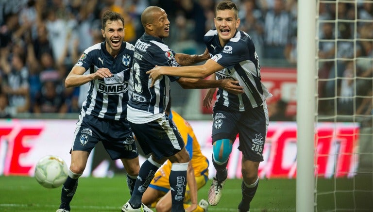 Montes festejando su tanto en el Estadio BBVA 