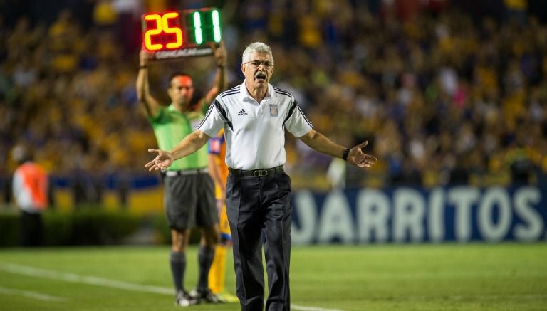 Tuca Ferretti durante el partido contra Rayados