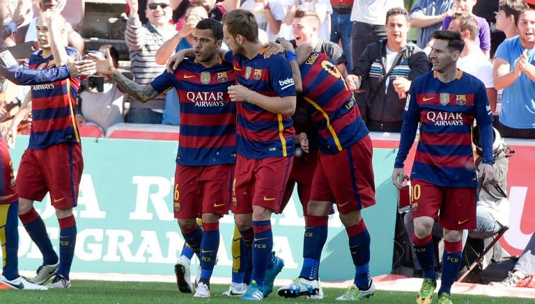 Jugadores del Barcelona fetejan en el campo