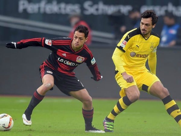 Chicharito enfrentando a Mats Hummels en la Bundesliga