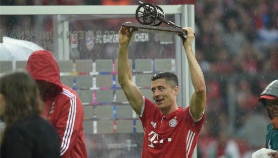 Lewandowski con el trofeo de Campeón goleador