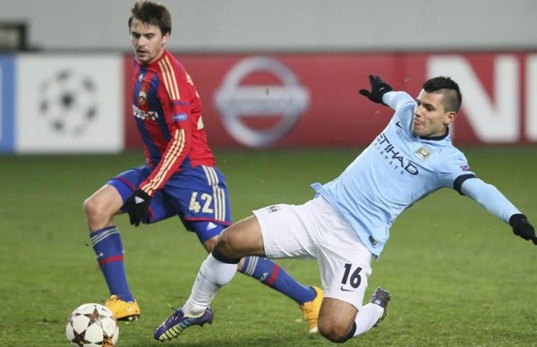 Agüero disputando un balón frente al CSKA Moscú