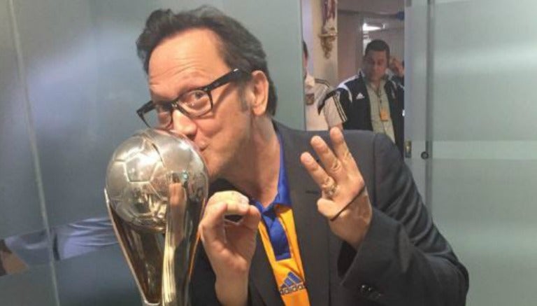 Rob Schneider besando el trofeo de campeón de Tigres