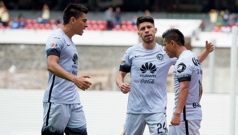 Oribe Peralta y compañeros festejan un gol