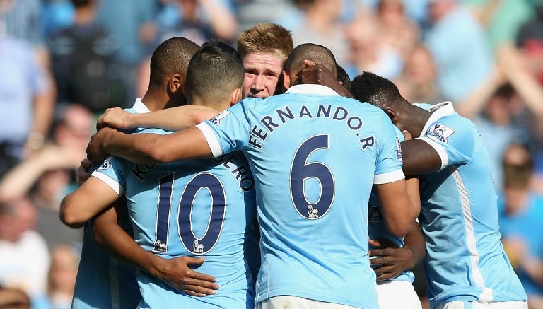 Kevin De Bruyne celebra con sus compañeros un gol del City