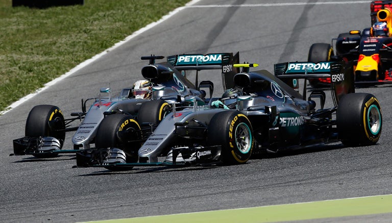 Hamilton y Rosberg durante la primera vuelta del GP de España