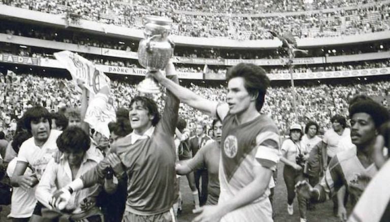 Zelada y Tena alzan el campeonato ganado por los azulcremas a costa del Rebaño, en 1984