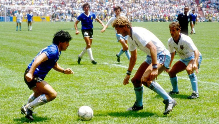 Diego Armando Maradona elude a futbolistas ingleses