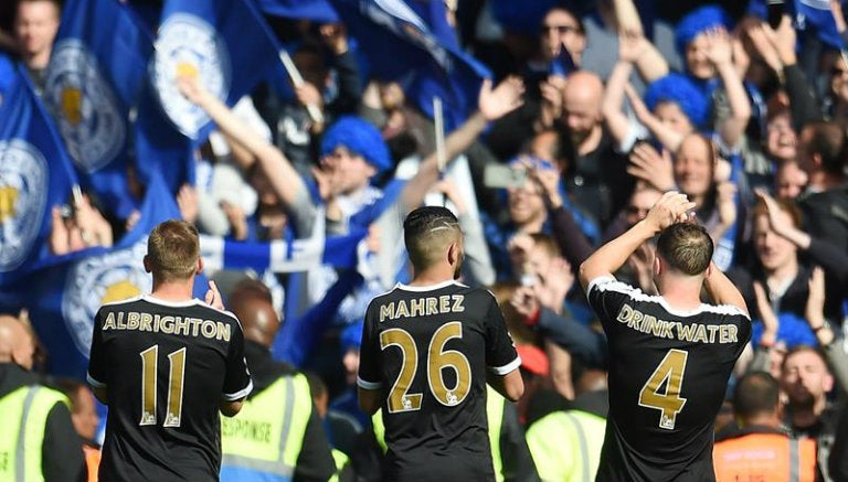 Futbolistas del Leicester festejan tras el empate