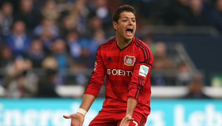 Chicharito Hernández reclama una falta