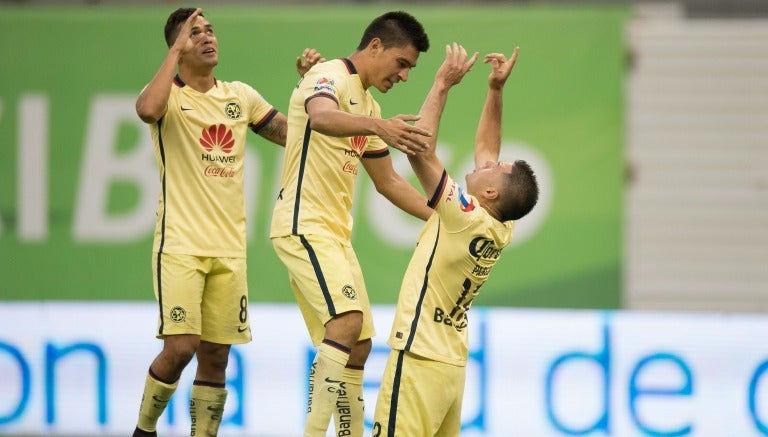 Los jugadores de América celebran tras el silbatazo final