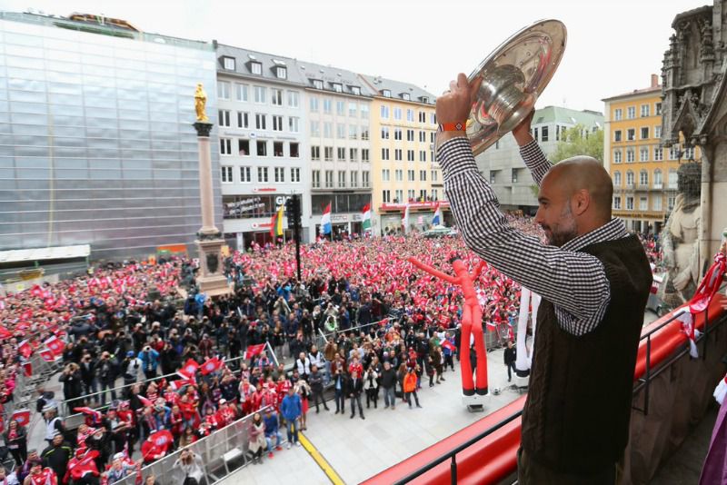 Guardiola muestra el trofeo a los aficionados del Bayern